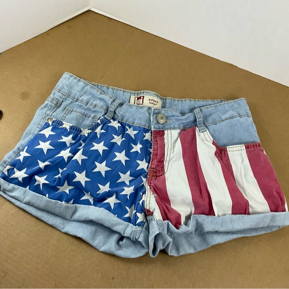 L.E.I LowRise Jean Short - Picture 2 of 9